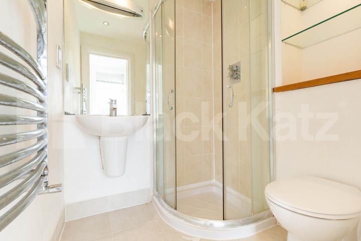 A 2 bed 2 bath property located close to an abundance of amenities Chapel Market , Angel